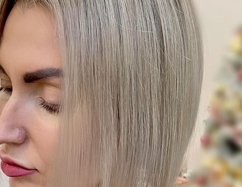 Strak geknipte asblonde bob, gezien van opzij