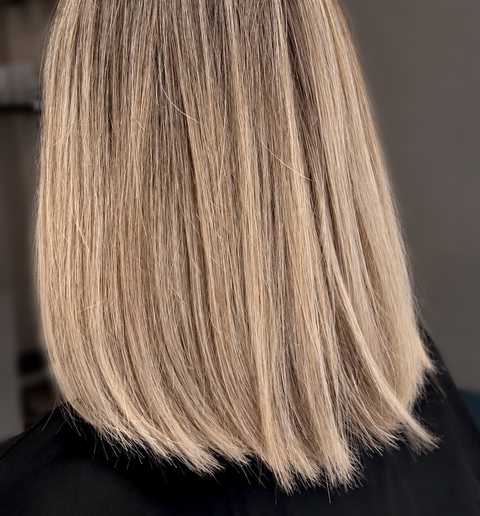 Bronde bob met een stompe lijn