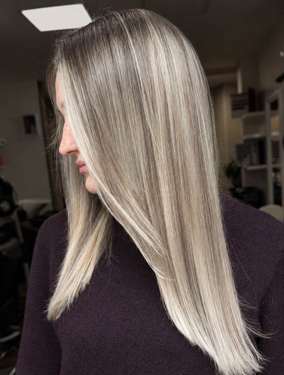 Lang platinablond haar met highlights, sluik geföhnd